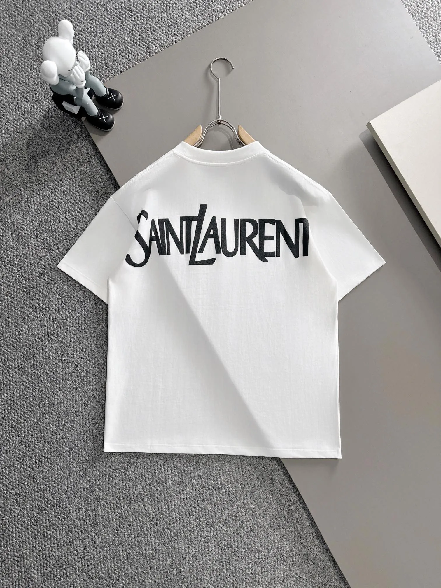 P180 Yves Saint Laurent* 2꯭0꯭2꯭5 new spring and summer model ❤️ Original ⌚️ high version The fabric is made of 270 grams of high-density pure cotton. No deformation or shrinkage. Process introduction: double line movement, three-dimensional adhesive printing on the chest + three-dimensional adhesive printing on the back panel. Color: White SIZE: S-XXL